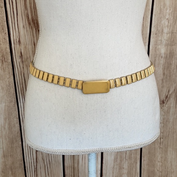 Accessories - Vintage Mid-Century Metallic Gold Chain Belt w/Cream Stone Accent